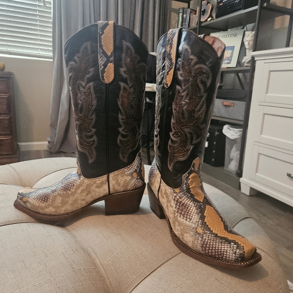 Snakeskin Patterned Heeled Boots - Picture 2 of 7